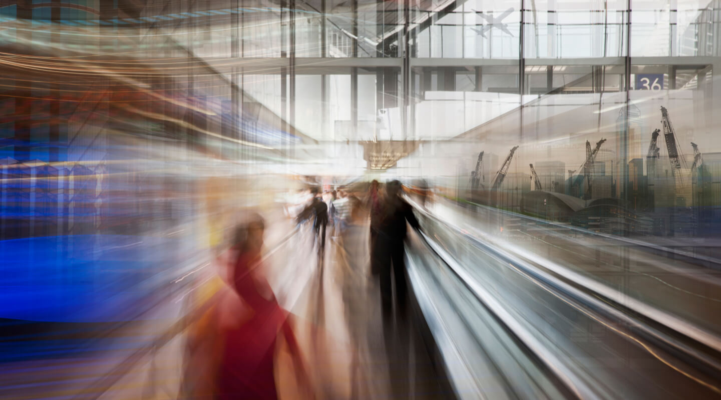 Foto von Menschen auf einer Rolltreppe mit langer Belichtung